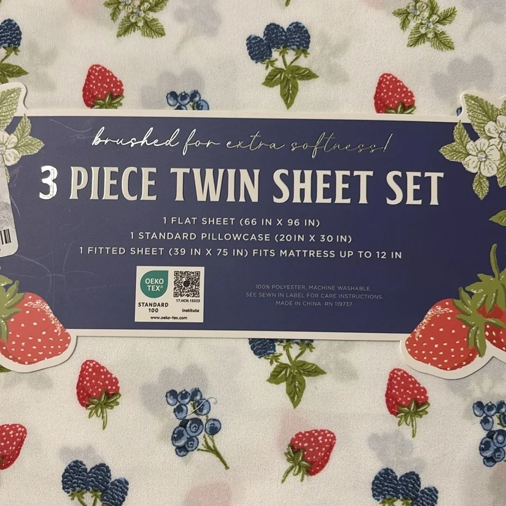 ENVOGUE STRAWBERRIES BLUEBERRIES BERRIES 3 Piece Twin Sheet Set NEW